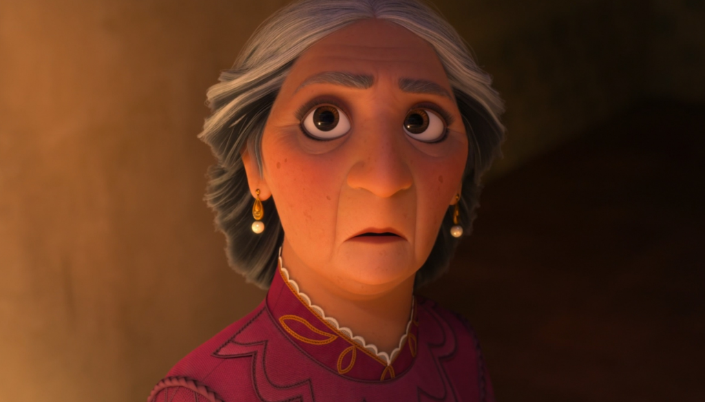 Abuela, interpretata da María Cecilia Botero, in una scena del film Encanto (2021) 60° classico disney miglior film d'animazione oscar 2022