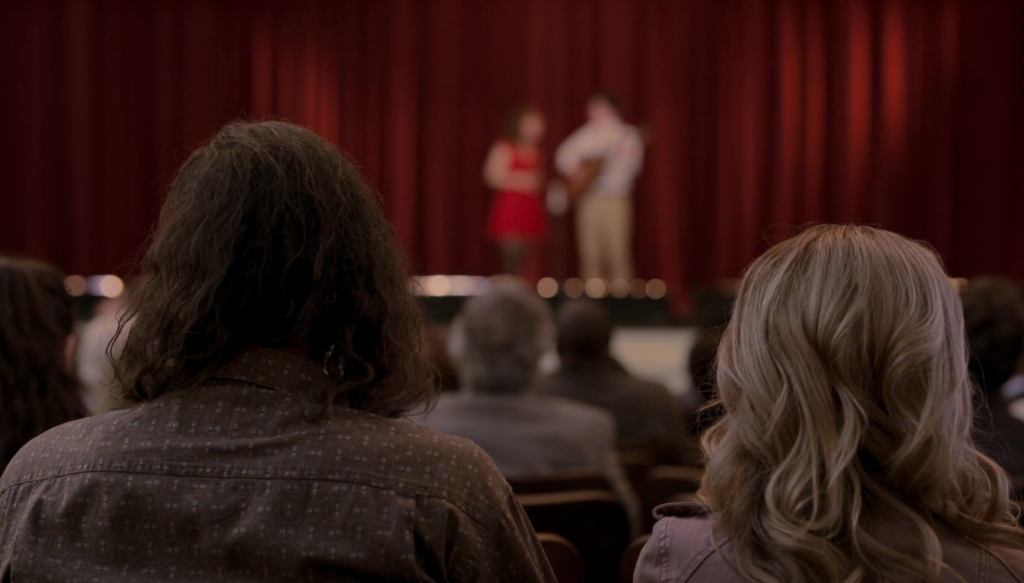 Troy Kotsur nei panni di Frank e Marlee Matlin nei panni di Jackie in una scena del film i segni del cuore, miglior film oscar 2022 