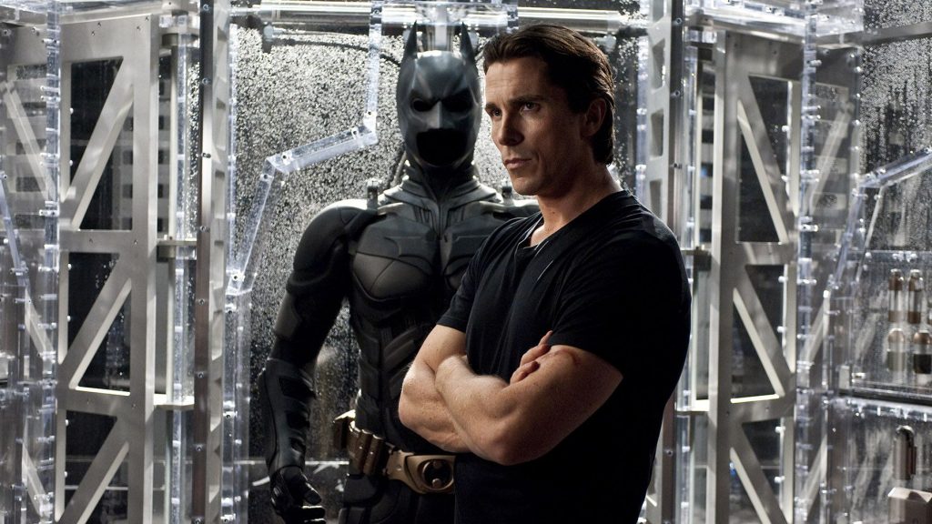 Christian Bale in una scena di Il cavaliere oscuro (2008) diretto da Christopher Nolan