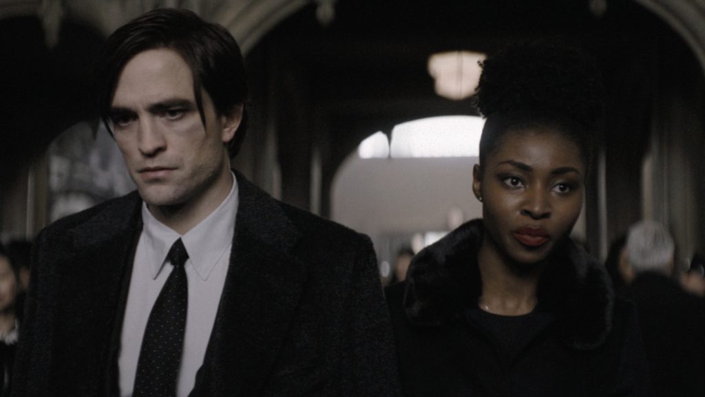 Robert Pattinson nei panni di Batman e Jayme Lawson nei panni di Bella Reàl futura sindaca di Gotham in una scena del film The Batman 2022 diretto da Matt Reeves 