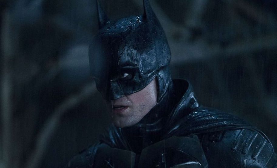 Robert Pattinson nei panni di Batman in una scena del film The Batman 2022 diretto da Matt Reeves 