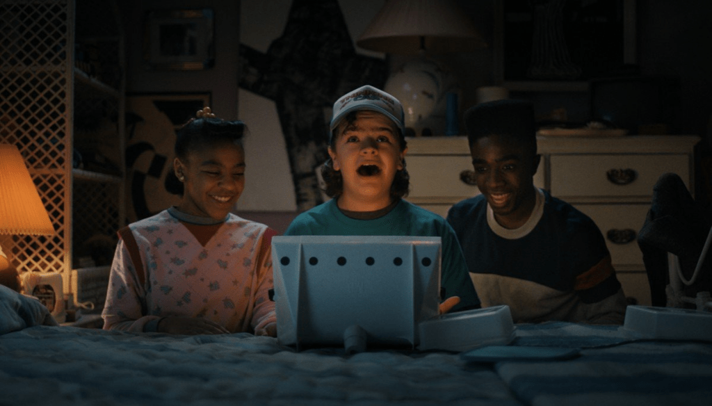 Priah Ferguson (Erica), Gaten Matarazzo (Dustin), Caleb McLaughlin (Lucas) in una scena di Stranger Things 4 uscita su Netflix il 27 Maggio 2022