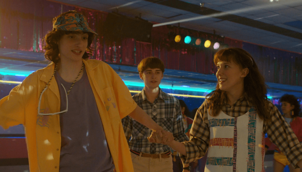 Bobbie Millie Brown (Eleven), Finn Wolfhard (Mike) e Noah Schnapp (Will) in una scena di Stranger Things 4 uscita su Netflix il 27 Maggio 2022