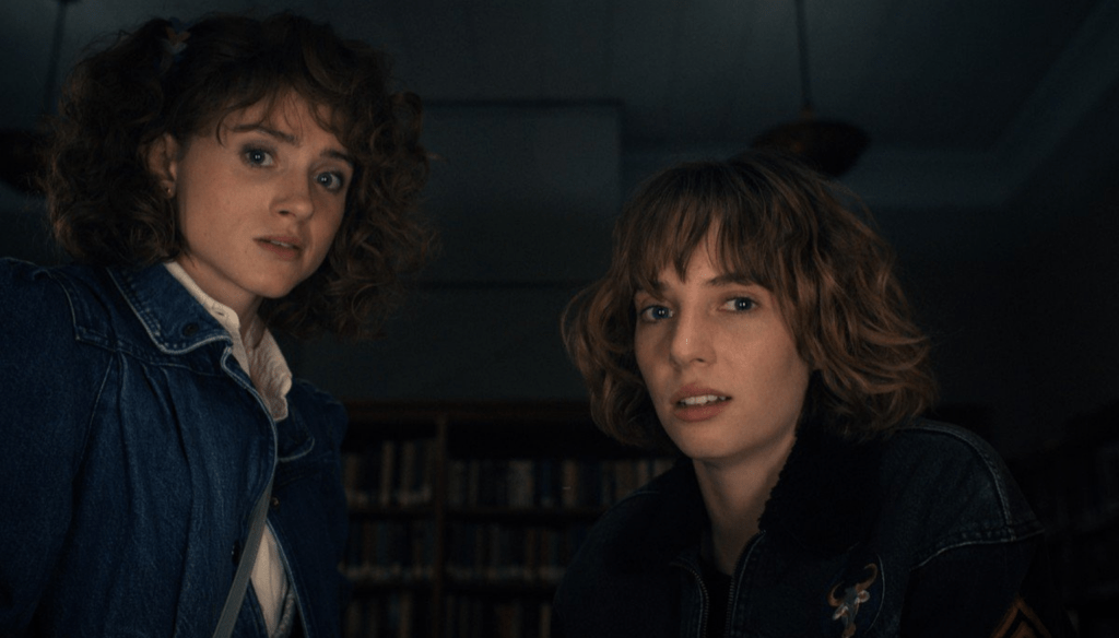 Maya Hawke (Robin) e Natalia Dyer (Nancy) in una scena di Stranger Things 4 uscita su Netflix il 27 Maggio 2022