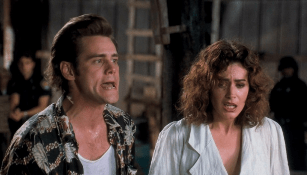 Jim Carrey e Sean Young in una scena di Ace Ventura - L'acchiappanimali (1994) di Tom Shadyac