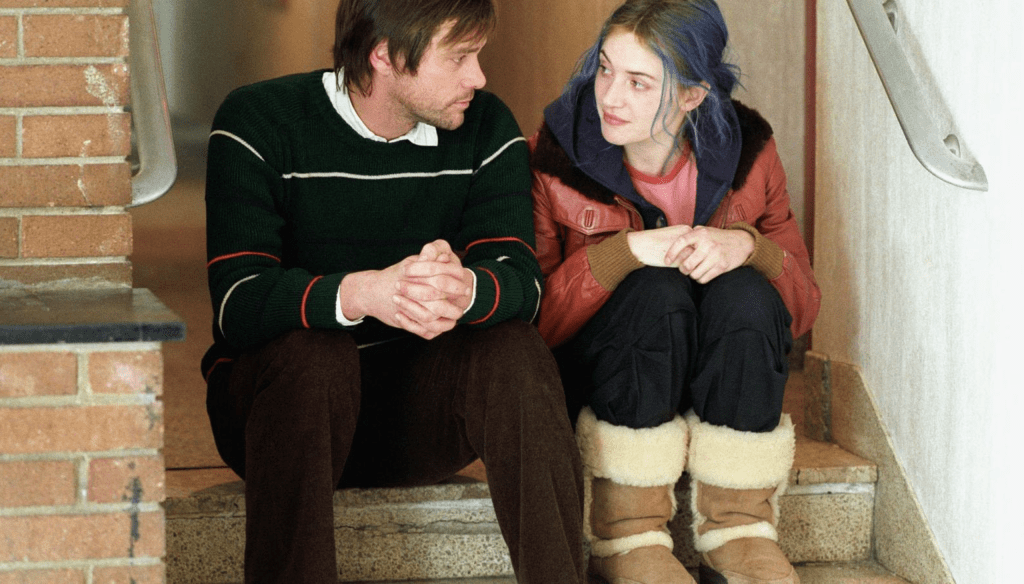 Jim Carrey e Kate Winslet in una scena di The Eternal Sunshine of The Spotless Mind (2004) per la regia di Michel Gondry e la sceneggiatura di Charlie Kaufman