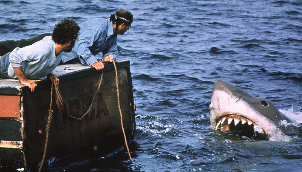 Lo squalo, Richard Dreyfuss e Robert Shaw in una scena di Lo Squalo (1975) di Steven Spielberg