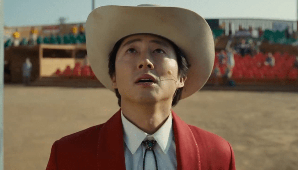 Steven Yeun in una scena di Nope (2022) nuovo film di Jordan Peele in uscita l'11 Agosto 2022