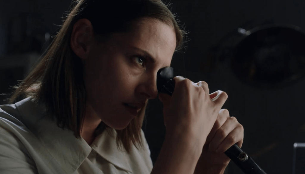 Kristen Stewart in una scena di Crimes of the future (2022) di David Cronemberg 