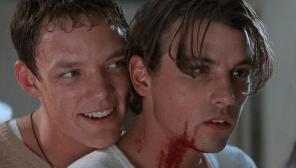 Matthew Lillard e Skeet Ulrich in una scena di Scream (1996) di Wes Craven