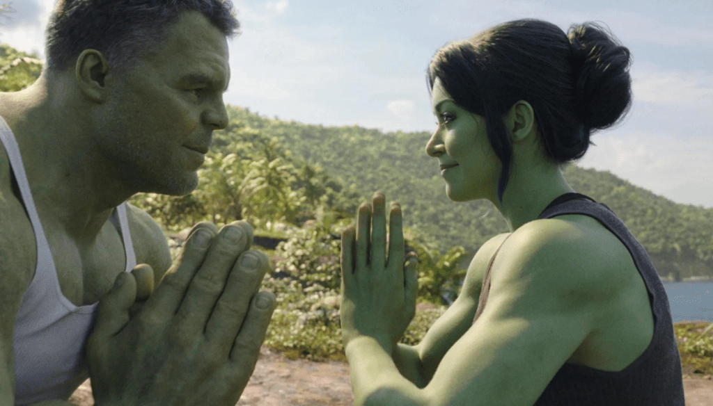 Tatiana Maslany nei panni di She-Hulk e Mark Ruffalo nei panni di Hulk in una scena di She-Hulk: Attorney at law, serie tv Disney+ e MCU