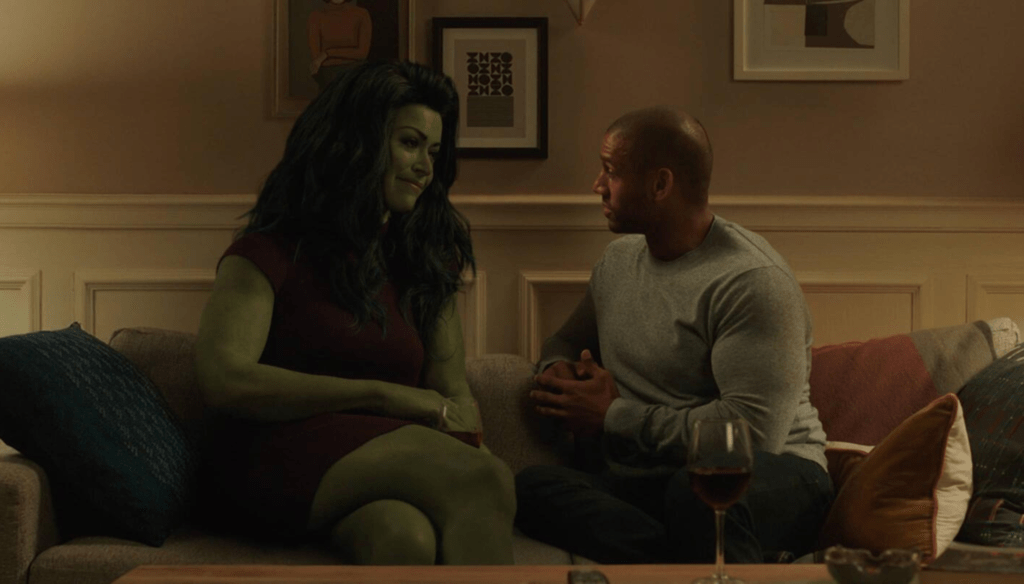 Tatiana Maslany nei panni di She-Hulk in una scena di She-Hulk: Attorney at law, serie tv Disney+ e MCU
