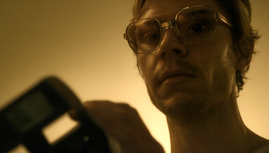 Evan Peters in una scena di Dahmer, serie tv netflix di Ryan Murphy dedicata al Mostro di Milwaukee