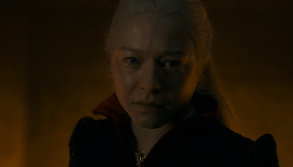 Emma D'Arcy in una scena di House of The Dragon, serie tv HBO prequel di Game of Thrones