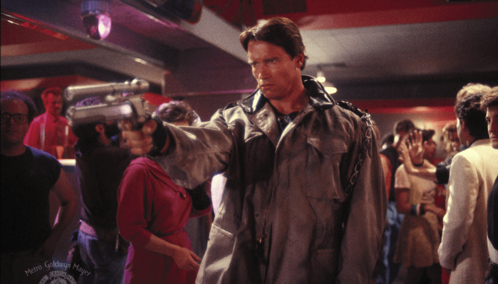 Arnold Schwarzenegger in una scena di Terminator (1984) di James Cameron