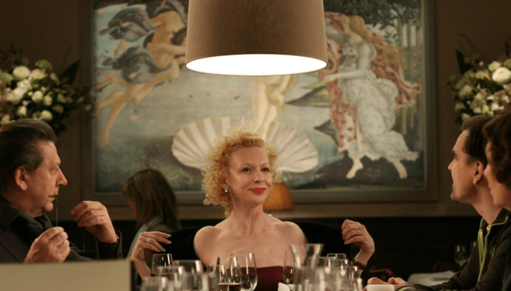 Sunnyi Melles in una scena di Triangle of Sadness (2022) di Ruben Östlund, palma d'ora al Festival di Cannes 2022