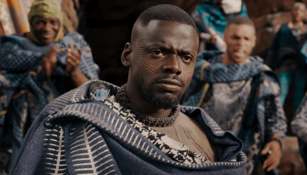 Daniel Kaluuy in una scena di Black Panther (2018) di Ryan Coogler 