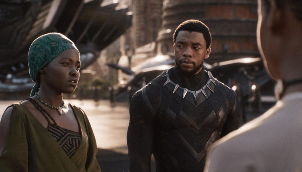 Chadwick Boseman e Lupita Nyong'o  in una scena di Black Panther (2018) di Ryan Coogler 