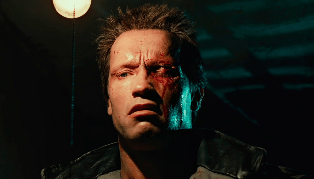 Arnold Schwarzenegger in una scena di Terminator (1984) di James Cameron