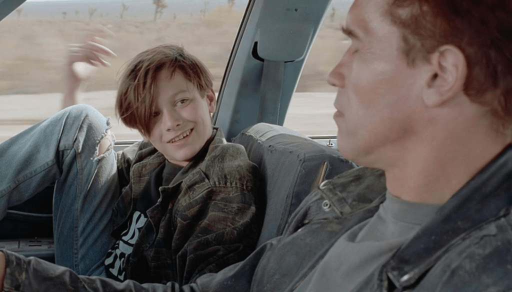 Edward Furlong e Arnold Schwarzenegger in una scena di Terminator 2 (1991) di James Cameron
