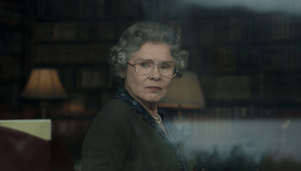 Imelda Staunton in una scena di The Crown 5, serie tv Netflix creata da Peter Morgan