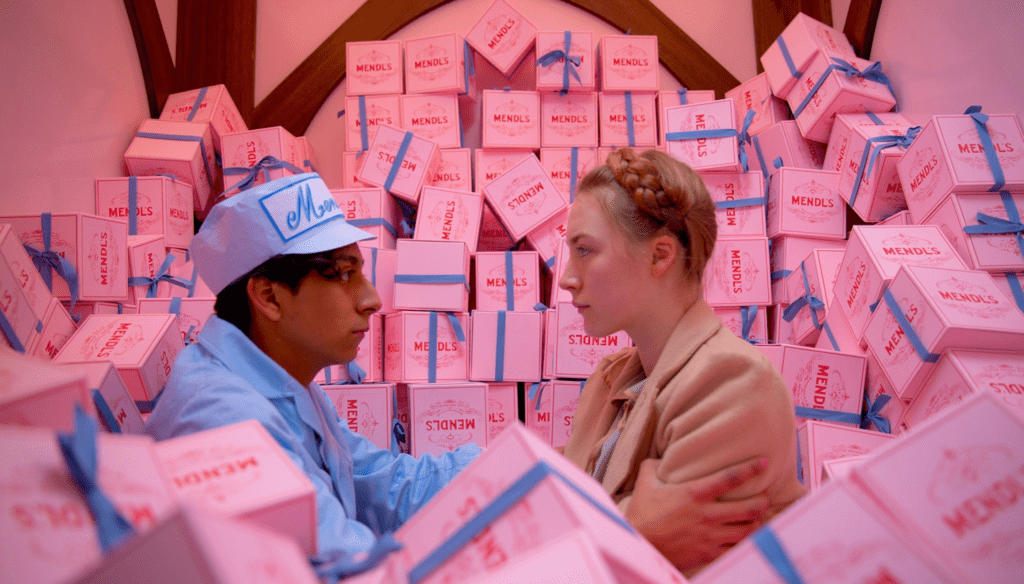 Tony Revolori e Saroise Ronan in una scena di Grand Budapest Hotel (2014) di Wes Anderson 