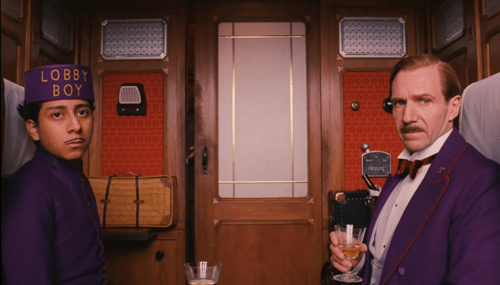 Tony Revolori e Ralph Fiennes: in una scena di Grand Budapest Hotel (2014) di Wes Anderson 