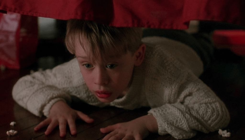 Macaulay Culkin in una scena di Mamma ho perso l'aereo (1990) di Chris Columbus
