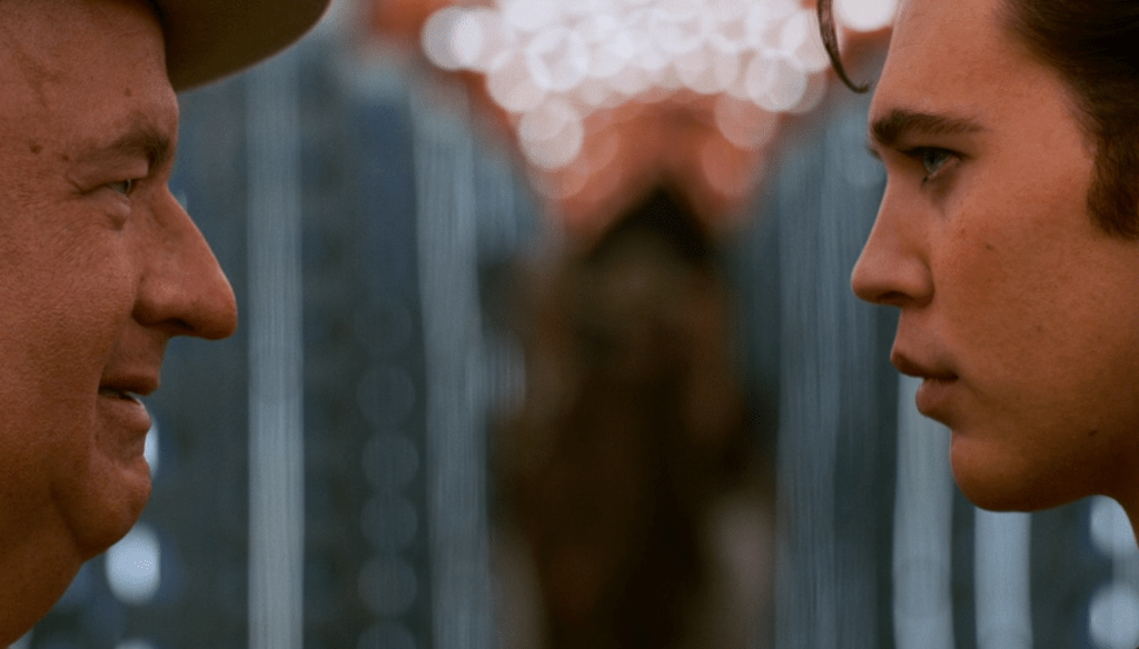 Tom Hanks e Austin Butler come Elvis Presley in una scena di Elvis (2022) di Baz Luhrmann