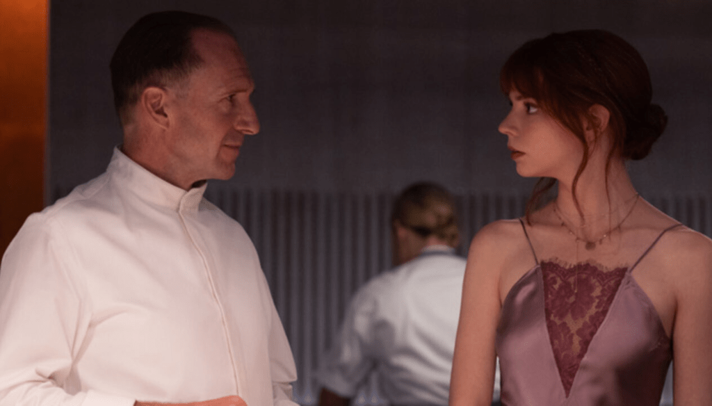 Anya Taylor-Joy e Ralph Fiennes in una scena di The Menu (2022) di Mark Mylod