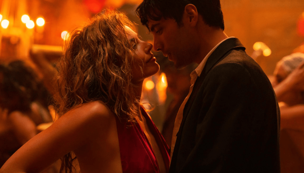 Margot Robbie e Diego Luna in una scena di Babylon (2022) di Damien Chazelle