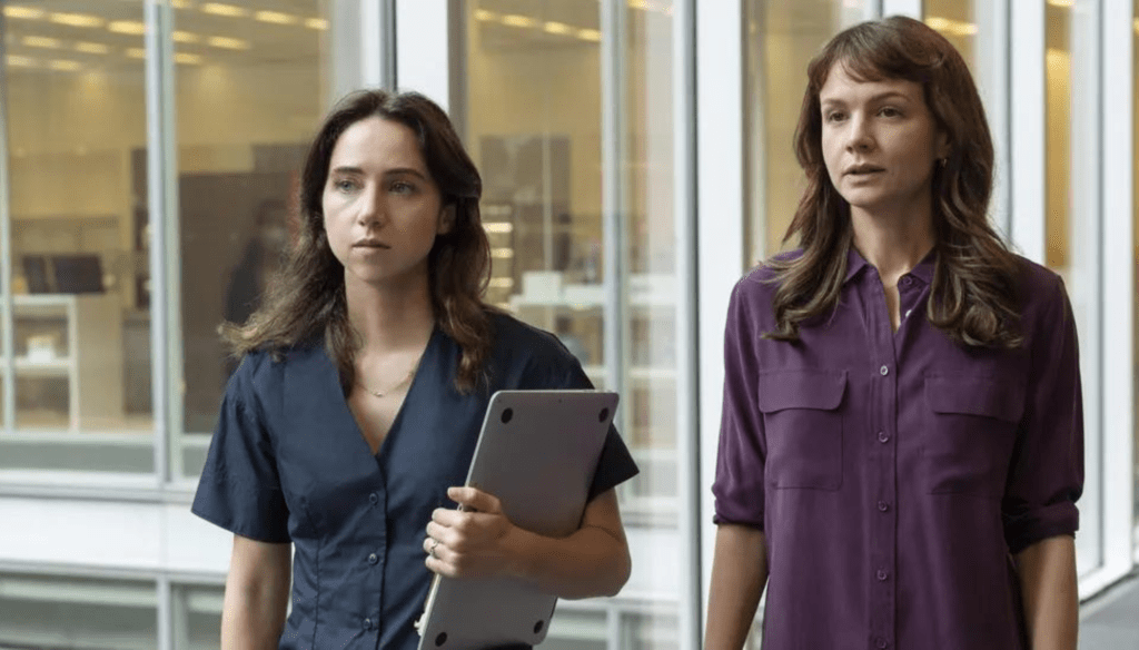 Zoe Kazan e Carey Mulligan in una scena di She said (2022) di Maria Schrader