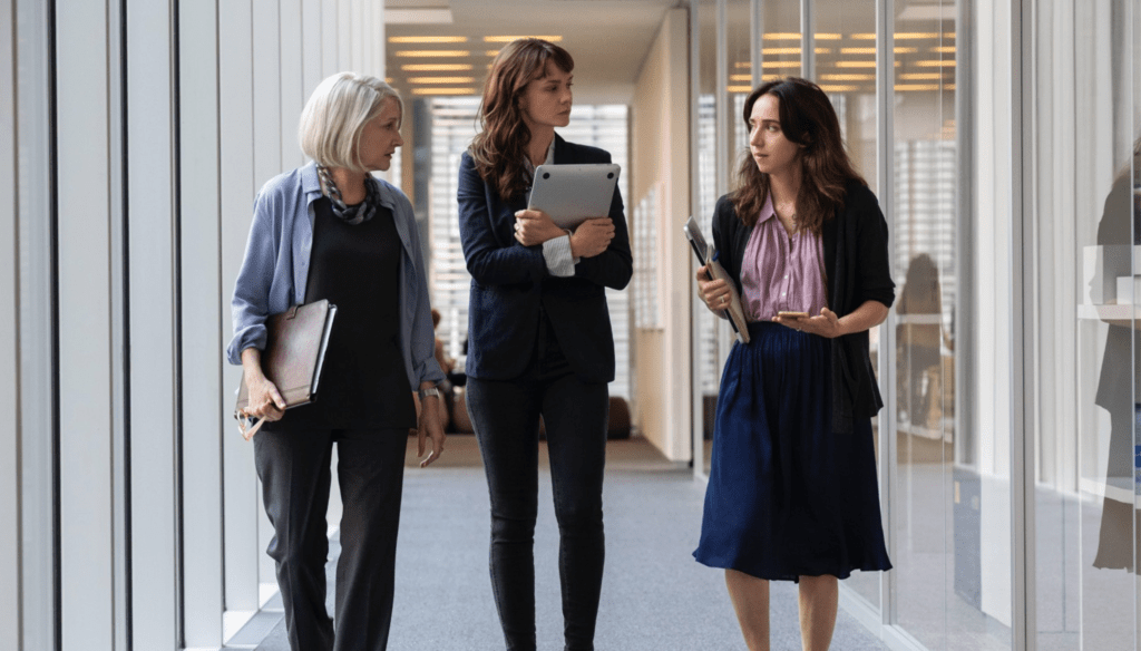 Patricia Clarkson, Zoe Kazan e Carey Mulligan in una scena di She said (2022) di Maria Schrader