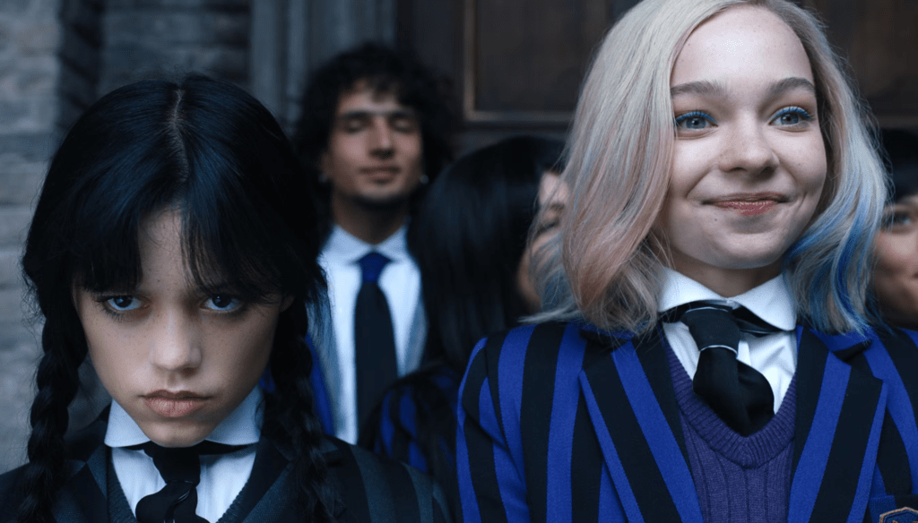 Jenna Ortega e Emma Myers in una scena di Wednesday (2022), serie tv Netflix diretta da Tim Burton