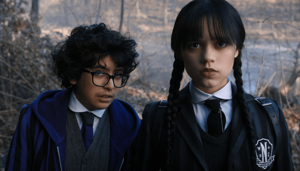 Jenna Ortega e Moosa Mostafa in una scena di Wednesday (2022), serie tv Netflix diretta da Tim Burton