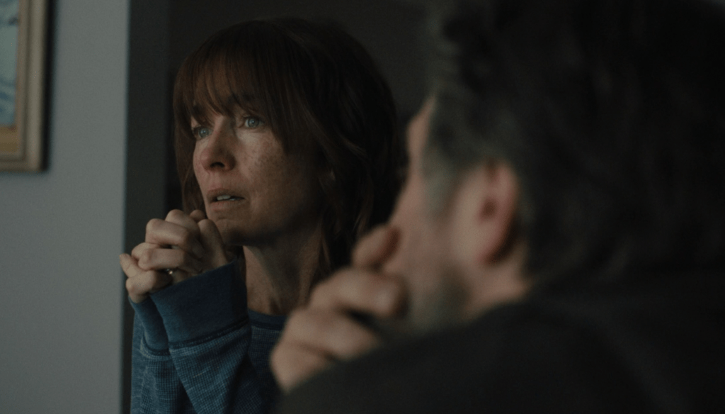 Julianne Nicholson in una scena di Mare of Easttown (2021), miniserie mistery di produzione HBO