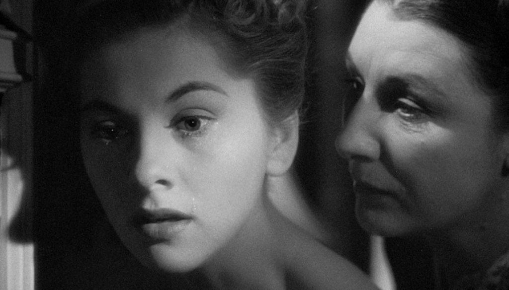 Joan Fontaine e Judith Anderson in una scena di Rebecca -Le prima moglie (1940) di Alfred Hitchcock