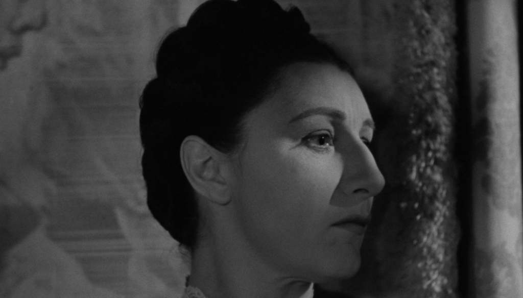 Judith Anderson in una scena di Rebecca -Le prima moglie (1940) di Alfred Hitchcock