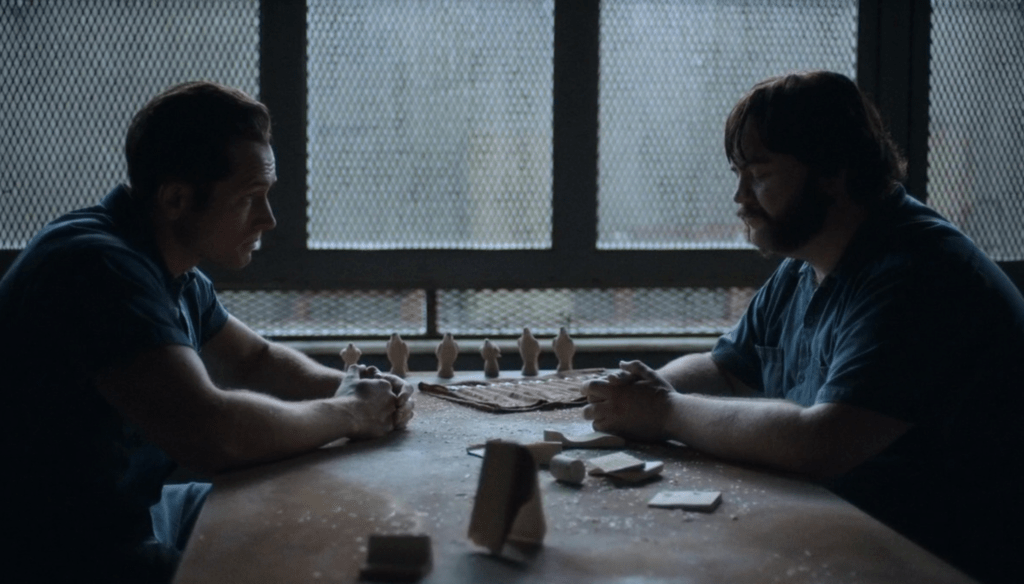 Taron Egerton e Paul Walter Hauser in una scena di Black Bird (2022) è una miniserie Apple TV+