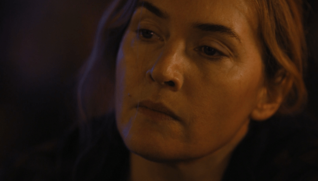 Kate Winslet in una scena di Mare of Easttown (2021), miniserie mistery di produzione HBO