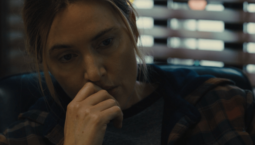 Kate Winslet in una scena di Mare of Easttown (2021), miniserie mistery di produzione HBO