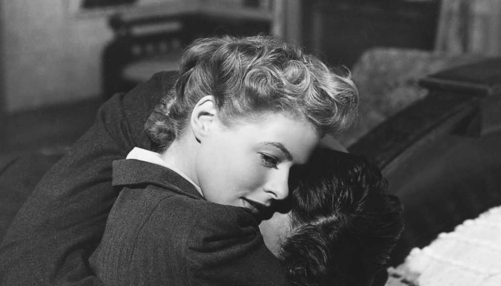 Ingrid Bergman e Gregory Peck in una scena di Io ti salverò (1945) di Alfred Hitchcock
