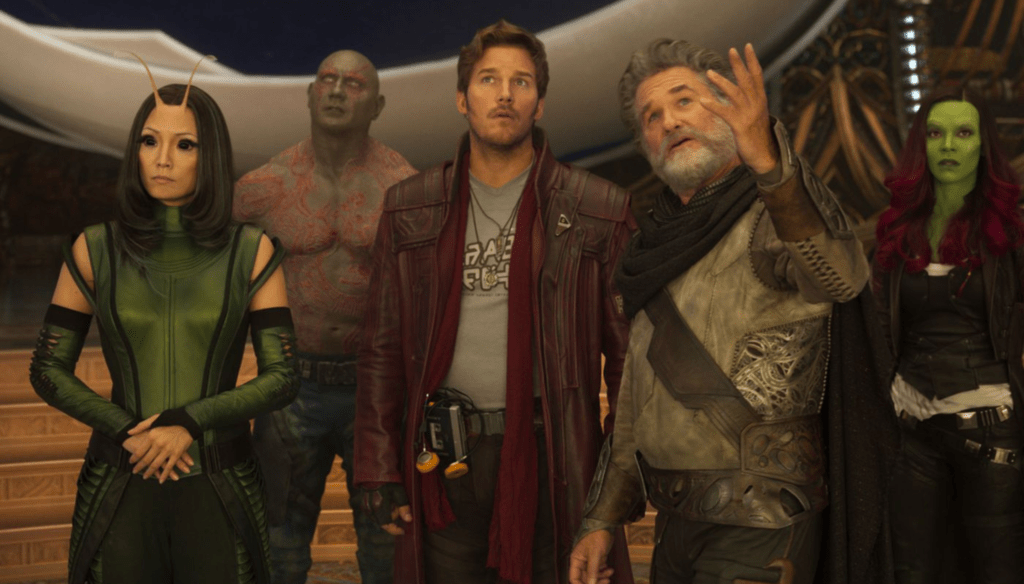 Pom Klementieff, Dave Bautista, Chris Pratt, Kurt Russell e Zoe Saldana in una scena di Guardiani della Galassia Vol. 2 (2017) di James Gunn