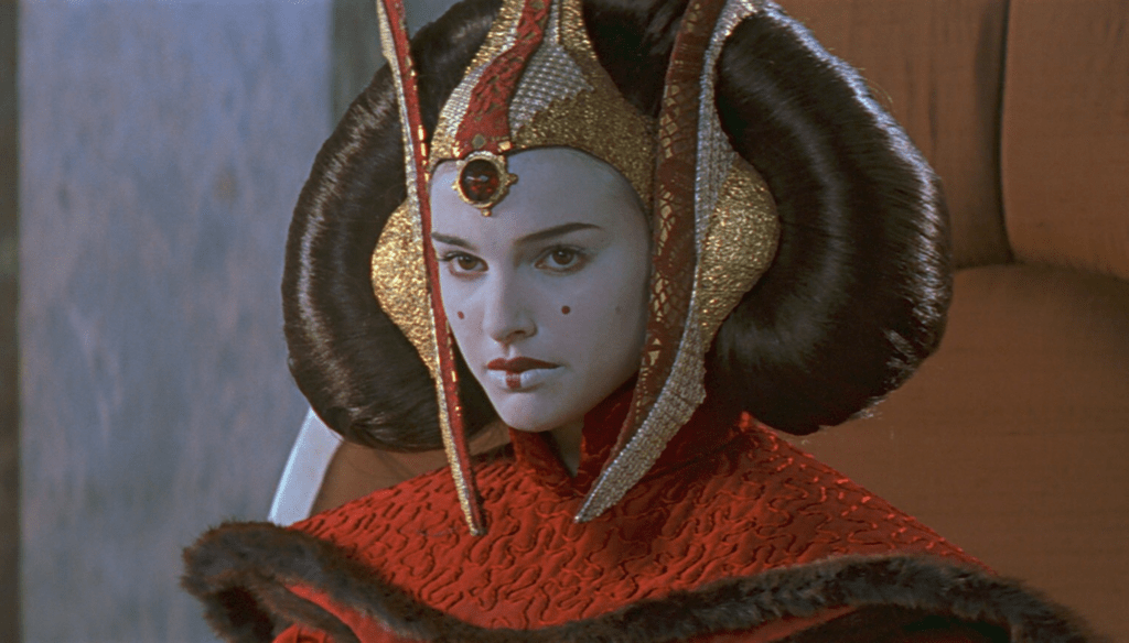 Keira Knightley in una scena di Star Wars: La minaccia fantasma (1999) di George Lucas 
