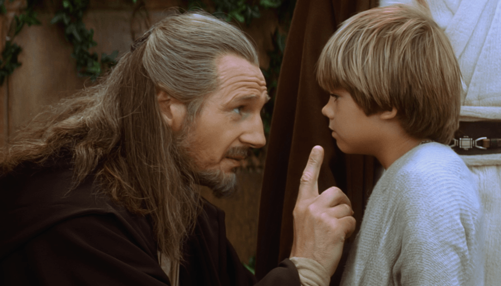 Liam Neeson e Jake Lloyd in una scena di Star Wars: La minaccia fantasma (1999) di George Lucas 