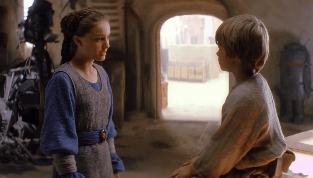 Liam Neeson e Natalie Portman in una scena di Star Wars: La minaccia fantasma (1999) di George Lucas 