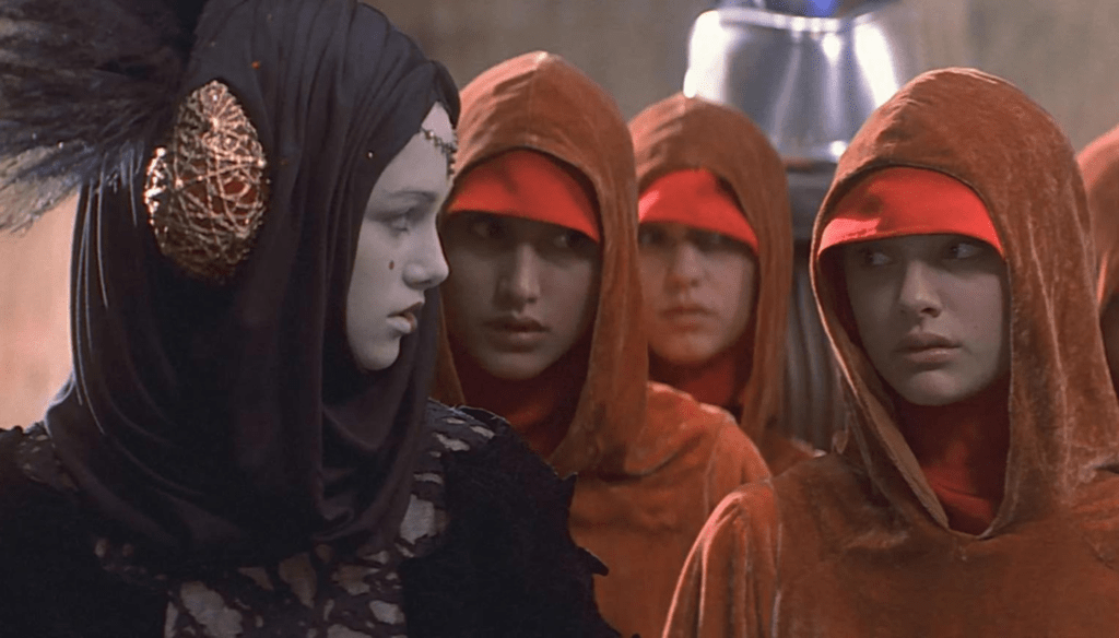 Keira Knightley e Natalie Portman in una scena di Star Wars: La minaccia fantasma (1999) di George Lucas 