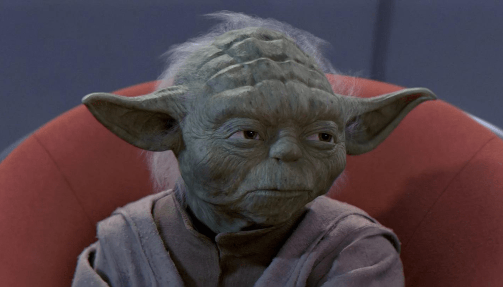 Yoda in una scena di Star Wars: La minaccia fantasma (1999) di George Lucas 