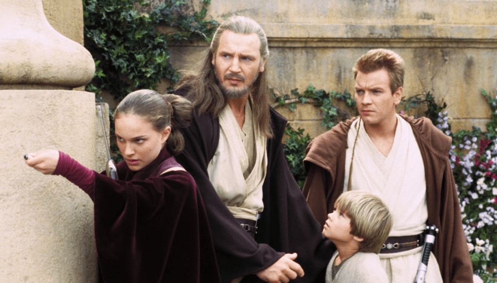 Natalie Portman, Liam Neeson, Ewan McGregor e Jake Lloyd in una scena di Star Wars: La minaccia fantasma (1999) di George Lucas 