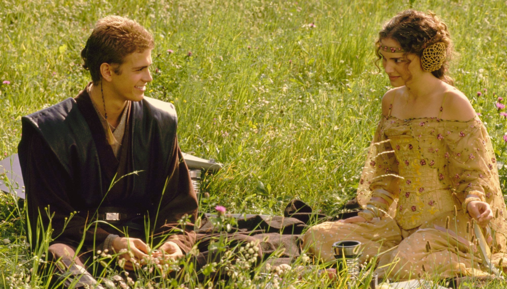 Hayden Christensen e Natalie Portman in una scena di Star Wars: L'attacco dei cloni (2002) di George Lucas